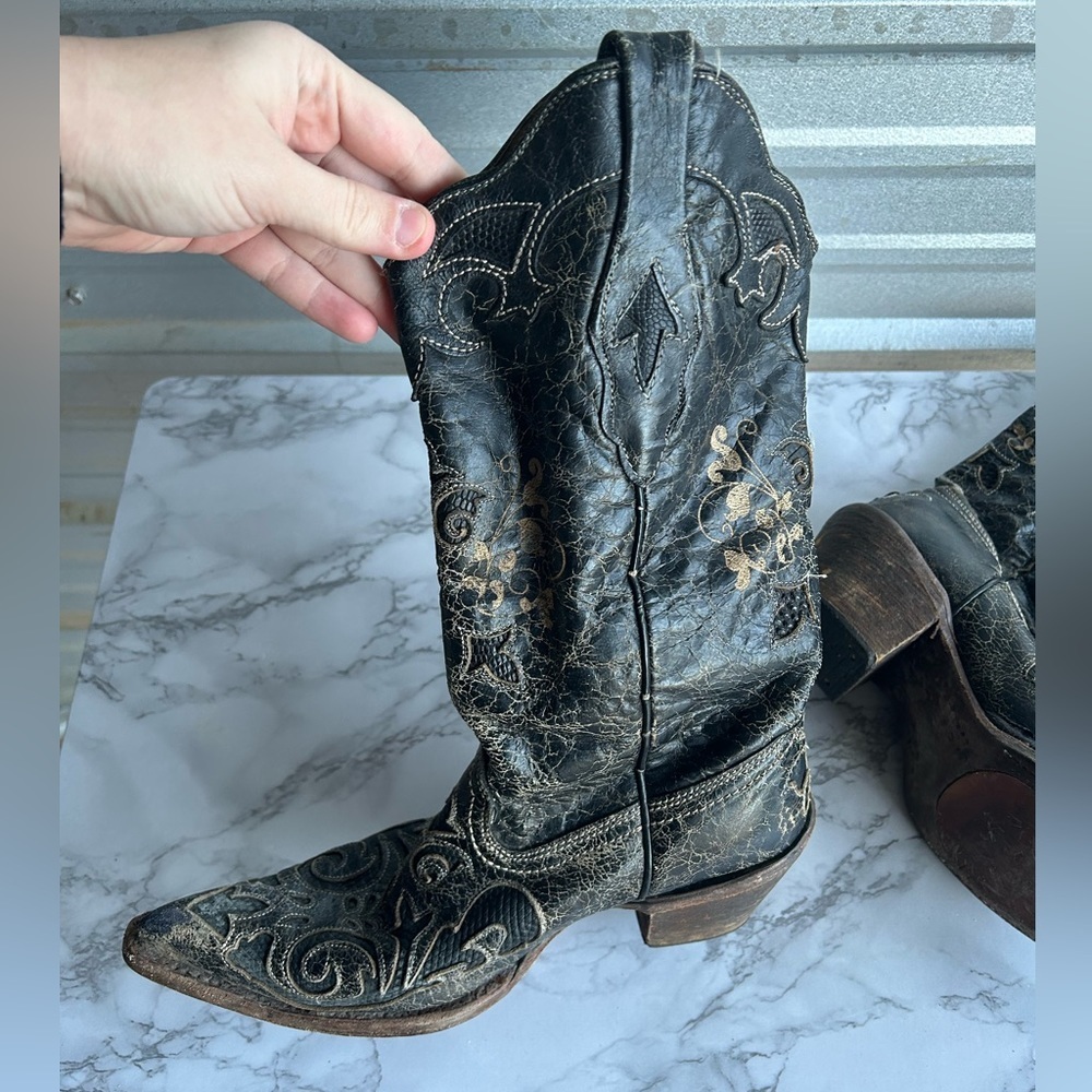 Women’s Corral Distressed Black And Gold Embroide… - image 7